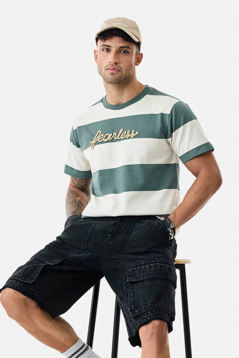 سنيتش تيشيرت بخطوط مطرزة جريئة